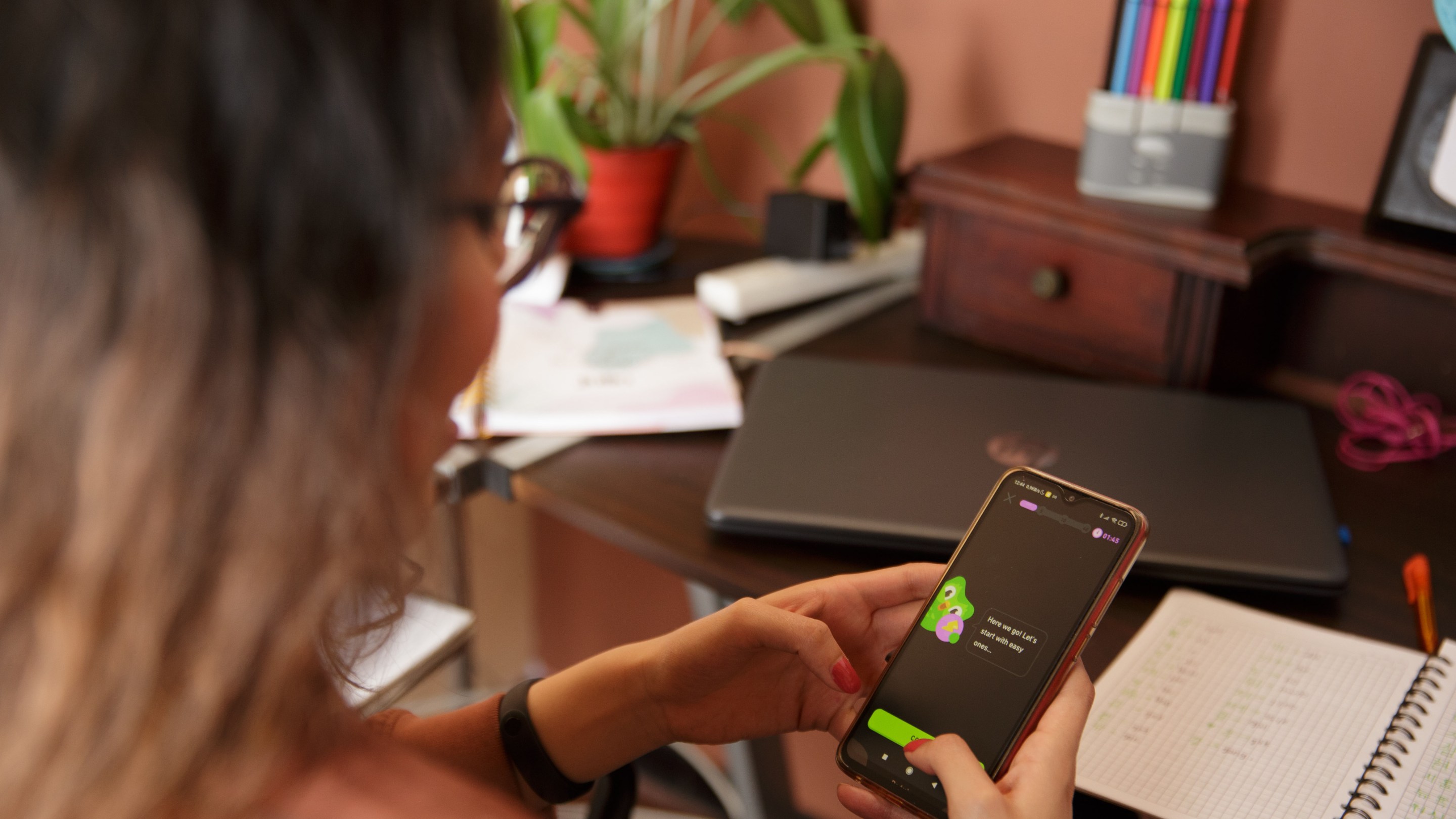 A person using Duolingo