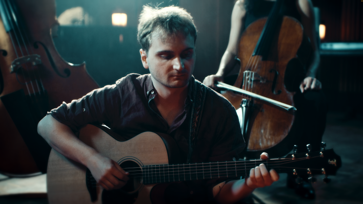 Lorien Testard playing his guitar.