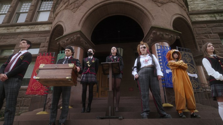 Dorial Giordano as Chad, Anwen O'Driscoll as Riri, Clara Alexandrova as Kira, Aviva Mongillo as Dori and Laura Afelskie as Runa in Bet.