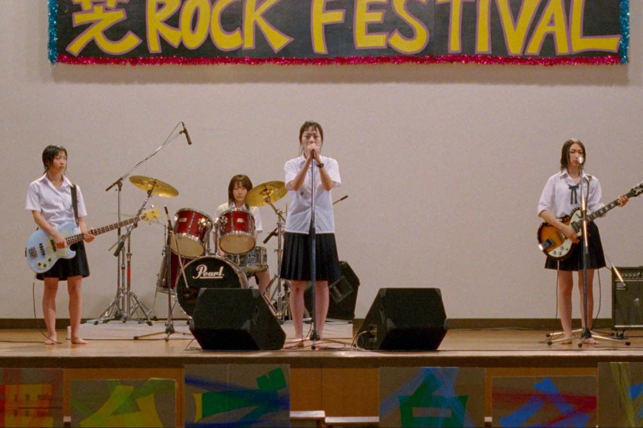 the main characters of linda linda linda playing at their school festival